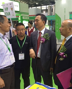 陪同中國淀粉工業(yè)協(xié)會會長佟毅、秘書長魏旭明參觀上海國際淀粉及淀粉衍生物展覽會